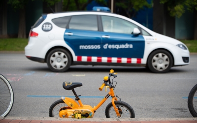 Un vehicle de Mossos estacionat al carrer | Roger Benet